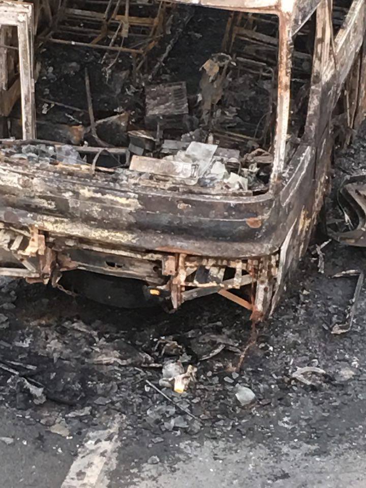 Xe khách bốc cháy trên đại lộ Thăng Long