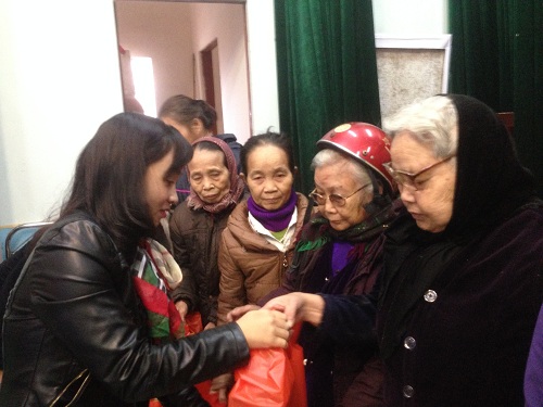 Hải Phòng: UBND phường Hưng Đạo tặng quà cho các hộ nghèo