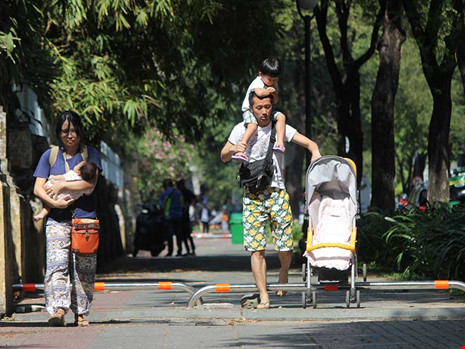 Thí điểm lắp đặt hệ thống barie trên vỉa hè gây khó khăn cho người khuyết tật