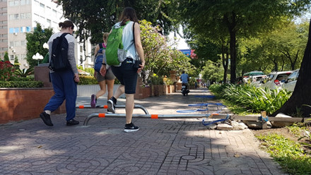 Thí điểm lắp đặt hệ thống barie trên vỉa hè gây khó khăn cho người khuyết tật