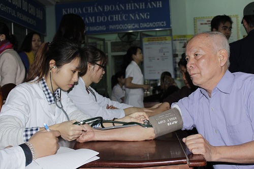 Bệnh viện Đại học Y Hà Nội khám bệnh tri ân tại tỉnh Bắc Giang