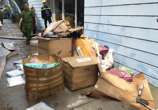 Hà Nội: Cháy lớn tại xưởng gỗ trên phố Trường Chính