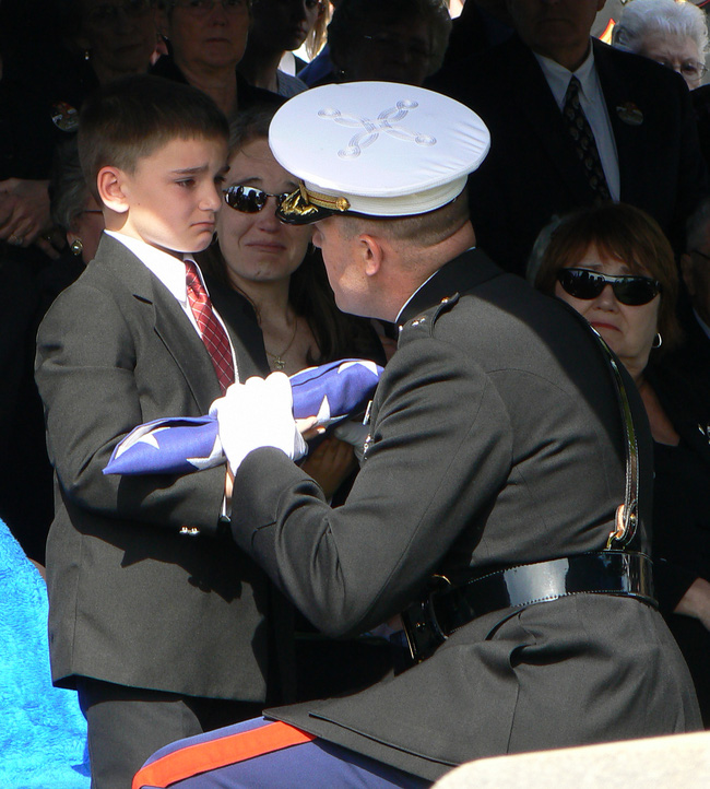 Cậu bé trong bức ảnh 'nỗi đau mất cha' nổi tiếng thế giới giờ ra sao?