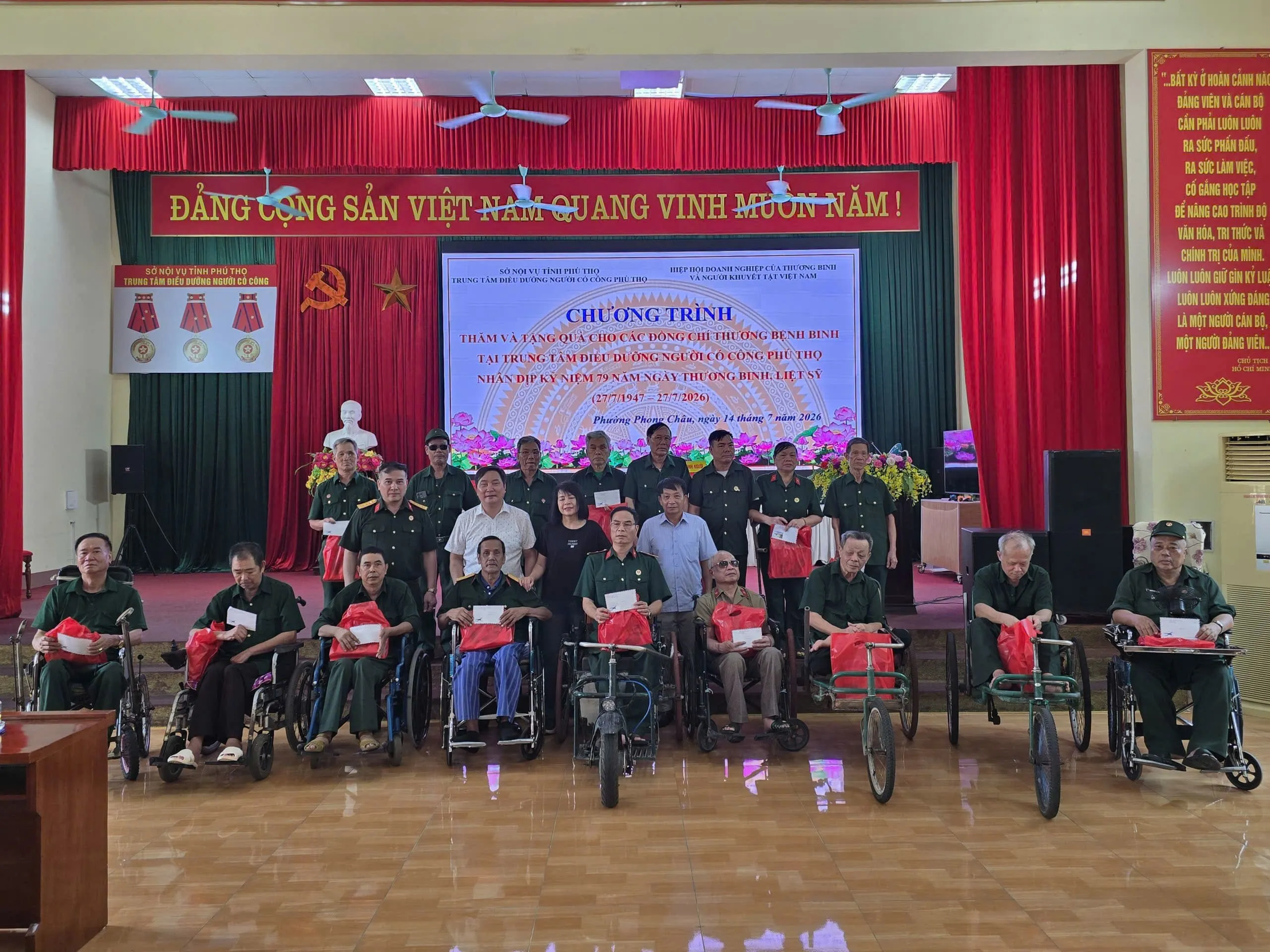 Hiệp hội VAIDE tới thăm và tặng quà thương bệnh binh tại Phú Thọ