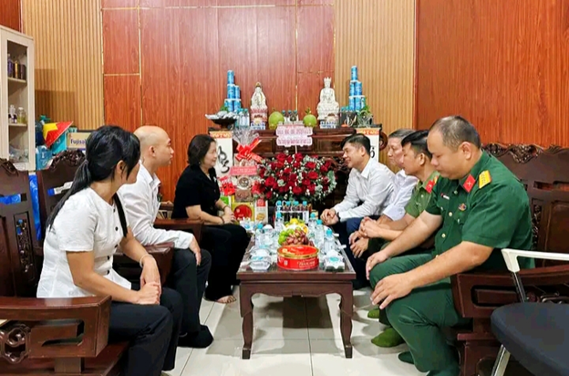 Lãnh đạo phường Trung Mỹ Tây thăm, chúc mừng Ngày Doanh nhân Việt Nam 13/10