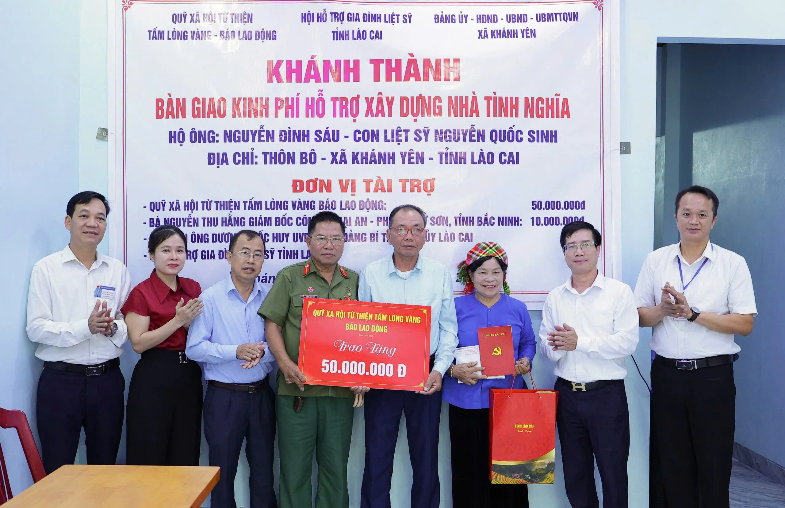 Bàn giao kinh phí hỗ trợ làm nhà tình nghĩa cho gia đình thân nhân liệt sĩ ở xã Khánh Yên, tỉnh Lào Cai