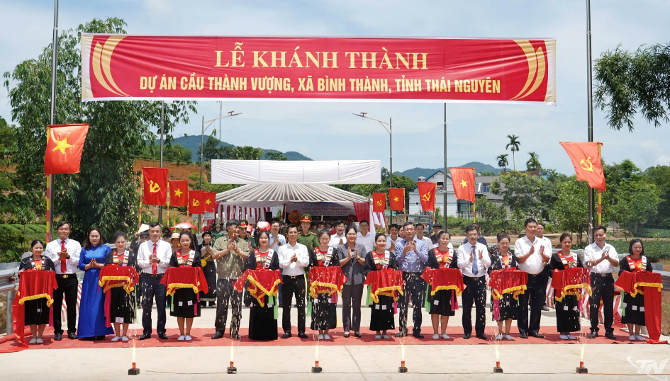 Văn phòng Trung ương Đảng và doanh nghiệp thương binh xây cầu tặng xã ATK Bình Thành
