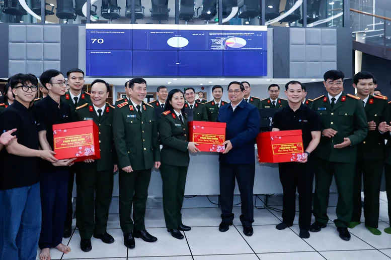 Thủ tướng kiểm tra, động viên các lực lượng công an ứng trực dịp Tết