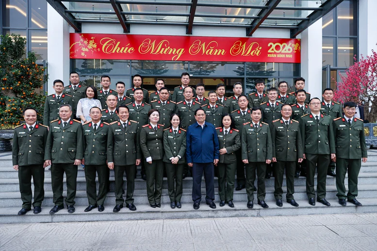 Thủ tướng kiểm tra, động viên các lực lượng công an ứng trực dịp Tết