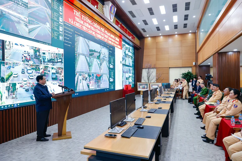 Thủ tướng kiểm tra, động viên các lực lượng công an ứng trực dịp Tết