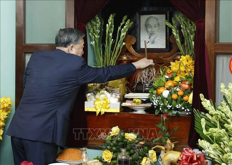 Tổng Bí thư Tô Lâm dâng hương tại Khu Di tích Hoàng thành Thăng Long và Di tích nhà 67