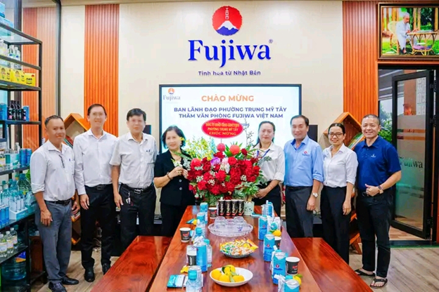 Lãnh đạo phường Trung Mỹ Tây thăm, chúc mừng Ngày Doanh nhân Việt Nam 13/10