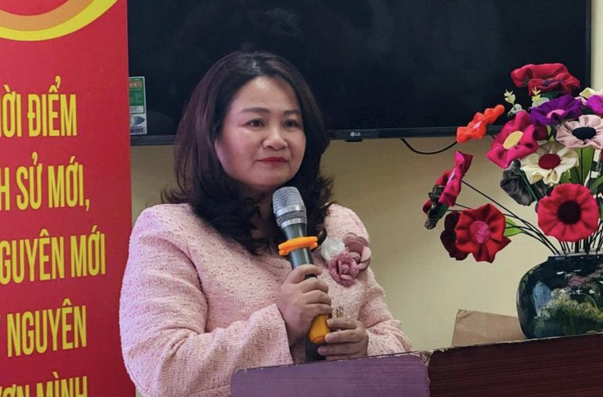 Dạy nghề làm hoa vải cho học sinh khiếm thính