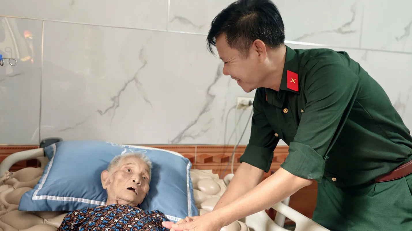  Đằng sau ánh nhìn của mẹ
