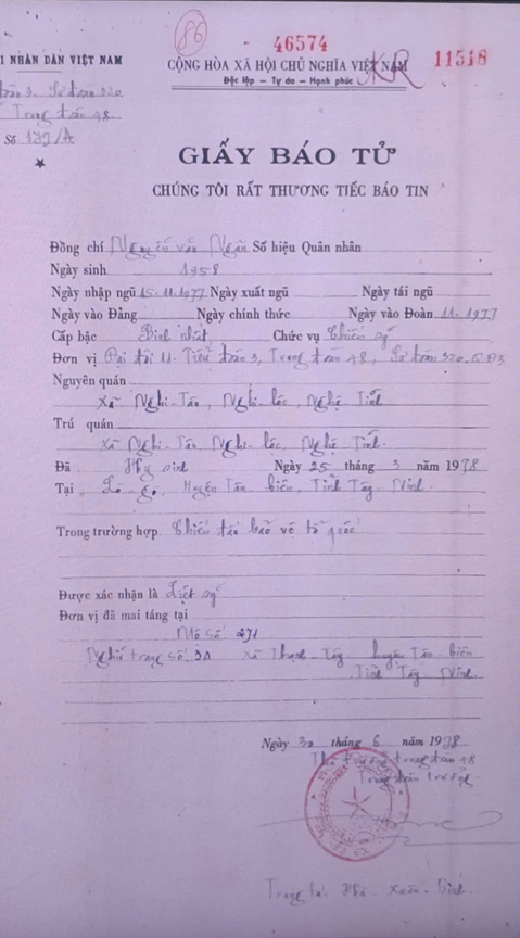  Đằng sau ánh nhìn của mẹ