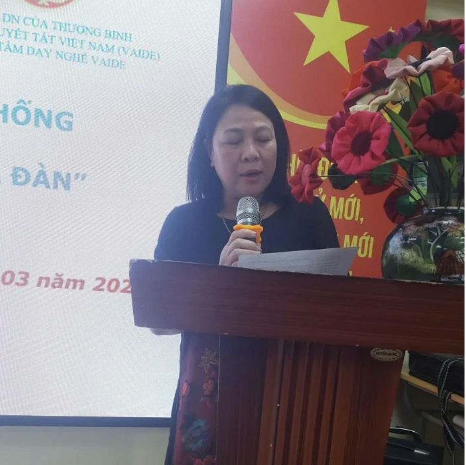 Dạy nghề làm hoa vải cho học sinh khiếm thính