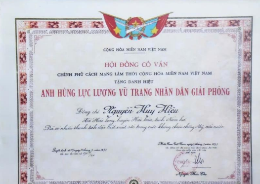 Thanh xuân của vị tướng già và bầu trời bình yên của thế hệ trẻ
