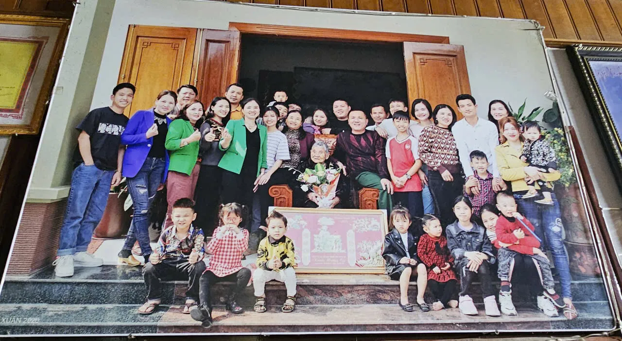  Đằng sau ánh nhìn của mẹ