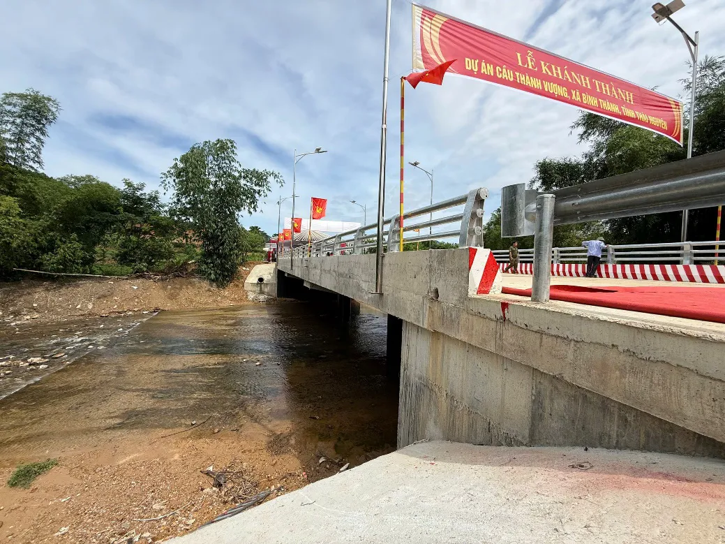 Văn phòng Trung ương Đảng và doanh nghiệp thương binh xây cầu tặng xã ATK Bình Thành