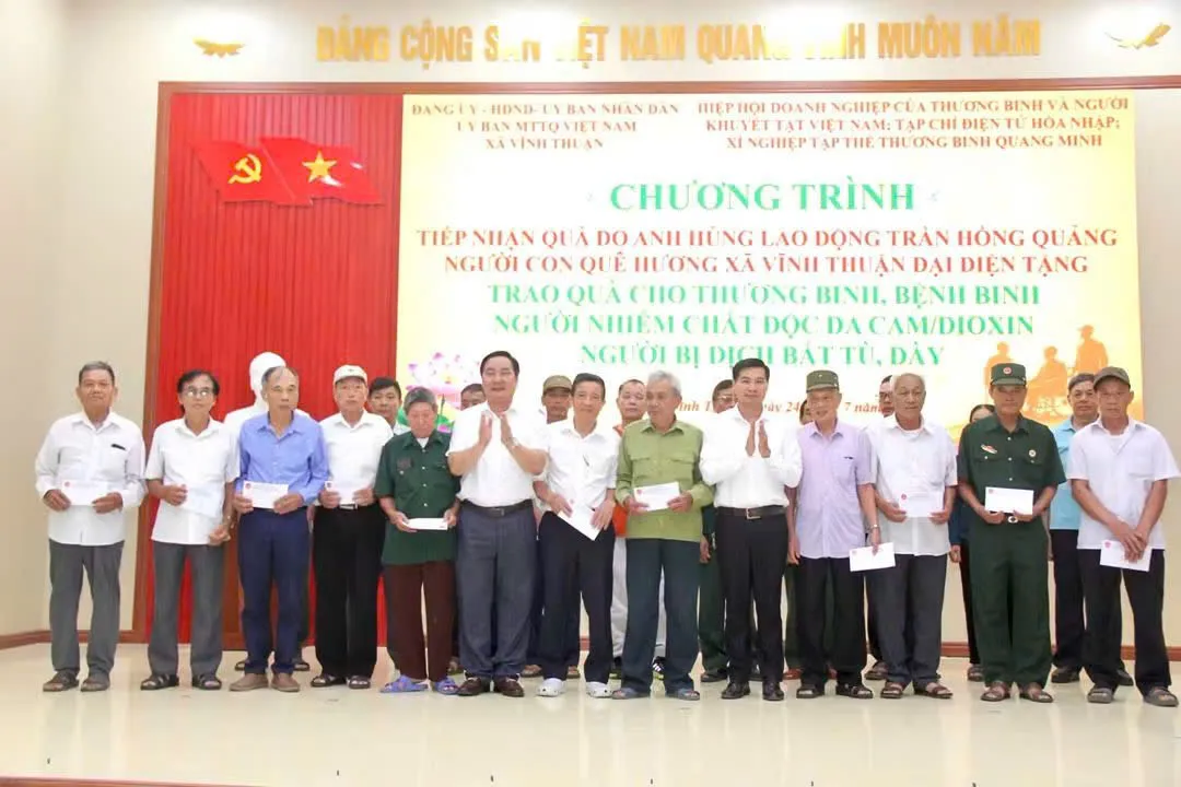 Trao quà tri ân người có công với cách mạng tại xã Vĩnh Thuận, Hải Phòng