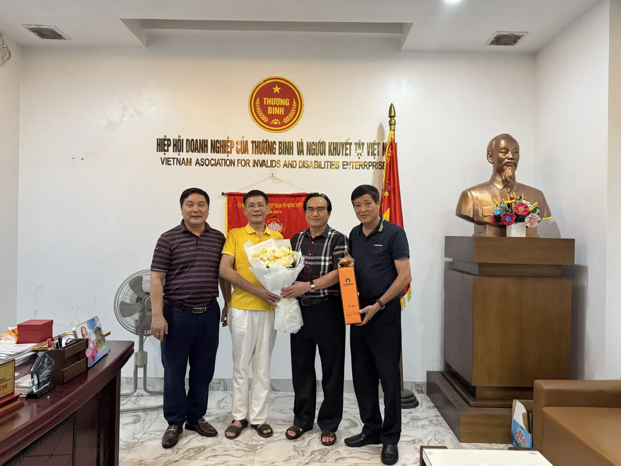 Viện Nghiên cứu Pháp luật và Chính sách Doanh nghiệp tặng hoa Hiệp hội VAIDE nhân dịp 27/7