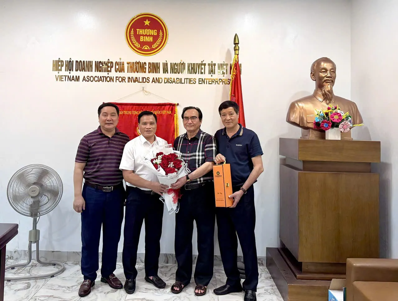Viện Nghiên cứu Pháp luật và Chính sách Doanh nghiệp tặng hoa Hiệp hội VAIDE nhân dịp 27/7