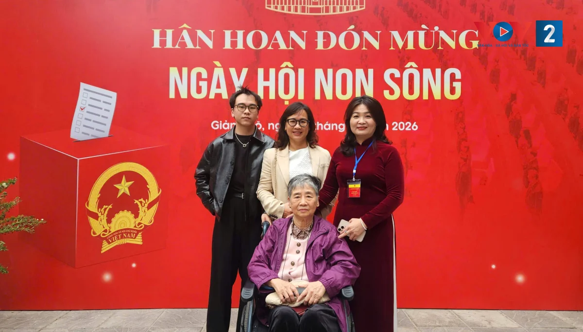 Những cử tri đặc biệt và hành trình trao tận tay lá phiếu