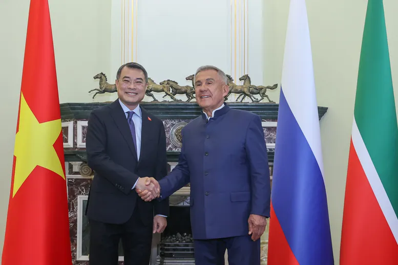 Thủ tướng Lê Minh Hưng gặp Người đứng đầu Cộng hòa Tatarstan (Liên bang Nga)- Ảnh 2. Thủ tướng Lê Minh Hưng gặp Người đứng đầu Cộng hòa Tatarstan (Liên bang Nga)