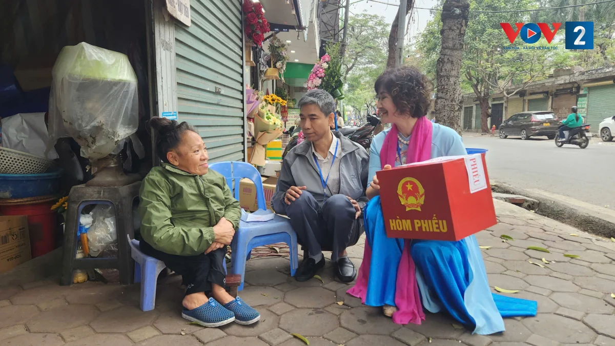 Những cử tri đặc biệt và hành trình trao tận tay lá phiếu