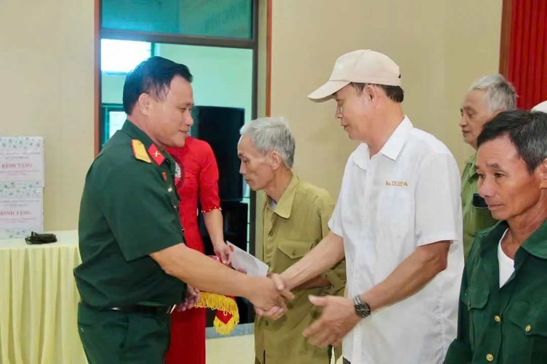 Trao quà tri ân người có công với cách mạng tại xã Vĩnh Thuận, Hải Phòng
