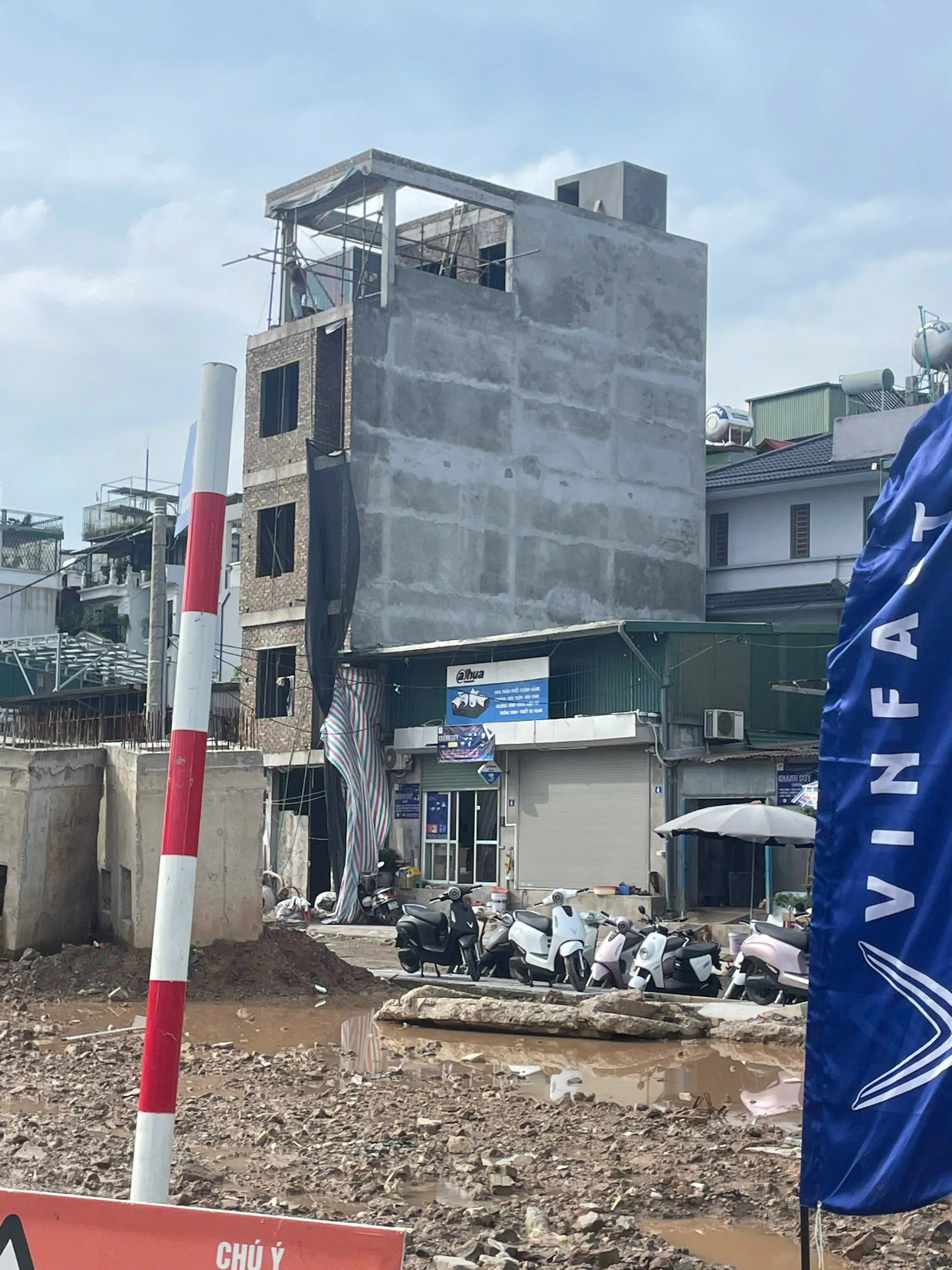 Phường Long Biên hướng tới đô thị văn minh: Cần làm rõ phản ánh về trật tự xây dựng tại một số công trình