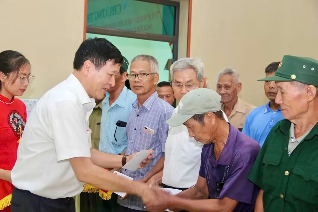 Trao quà tri ân người có công với cách mạng tại xã Vĩnh Thuận, Hải Phòng