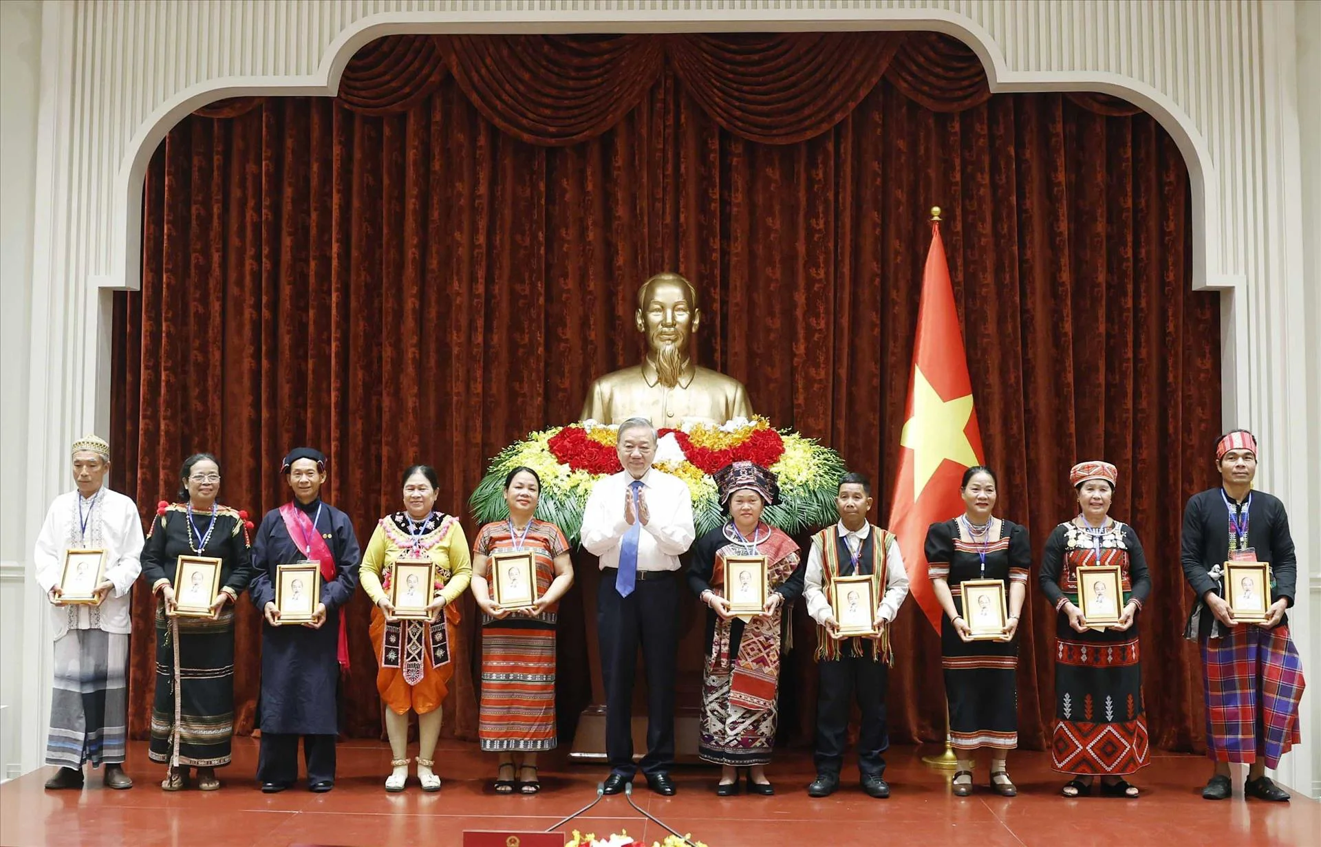 Tổng Bí thư, Chủ tịch nước: Già làng, trưởng bản góp phần củng cố khối đại đoàn kết toàn dân tộc