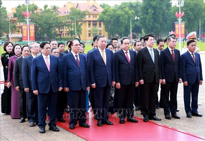 Lãnh đạo Đảng, Nhà nước vào Lăng viếng Bác và dâng hương tưởng niệm các Anh hùng liệt sĩ