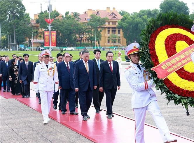 Lãnh đạo Đảng, Nhà nước vào Lăng viếng Bác và dâng hương tưởng niệm các Anh hùng liệt sĩ