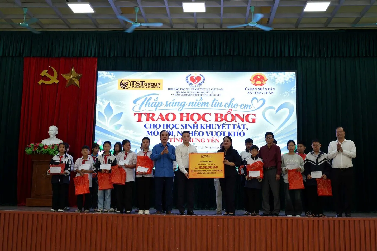 T&T Group trao 100 suất học bổng cho học sinh có hoàn cảnh khó khăn tại Hưng Yên