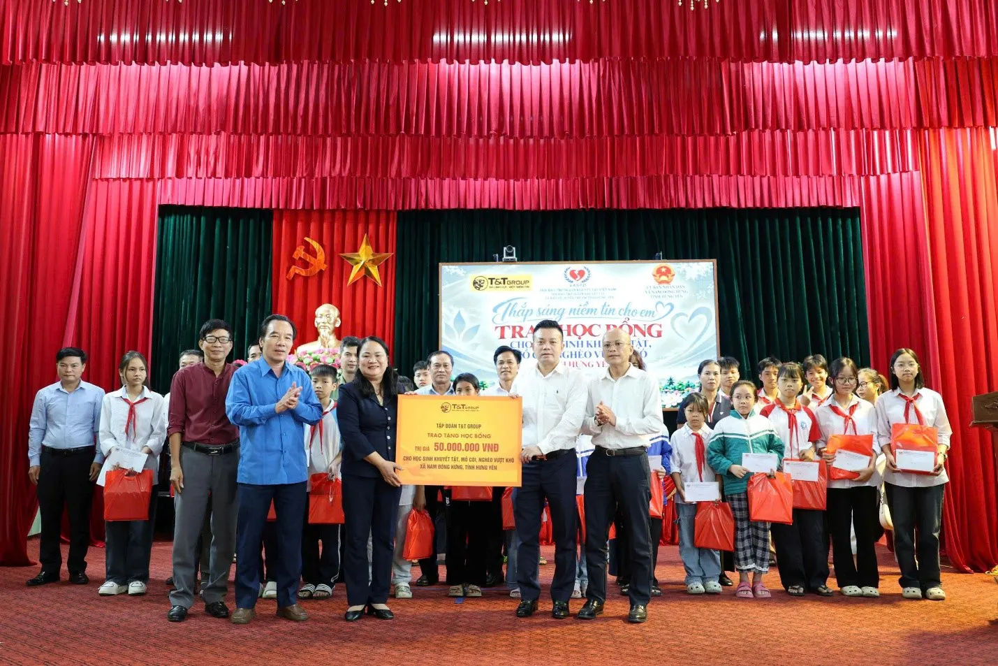 T&T Group trao 100 suất học bổng cho học sinh có hoàn cảnh khó khăn tại Hưng Yên