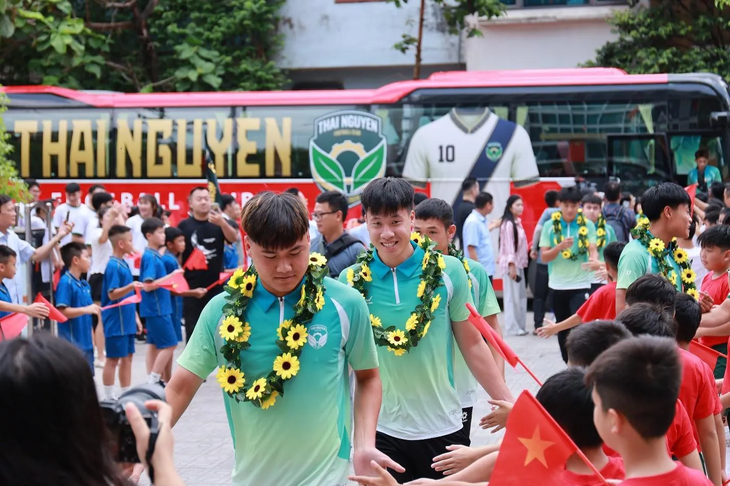 Bầu Hiển: Trao bóng đá một quê hương