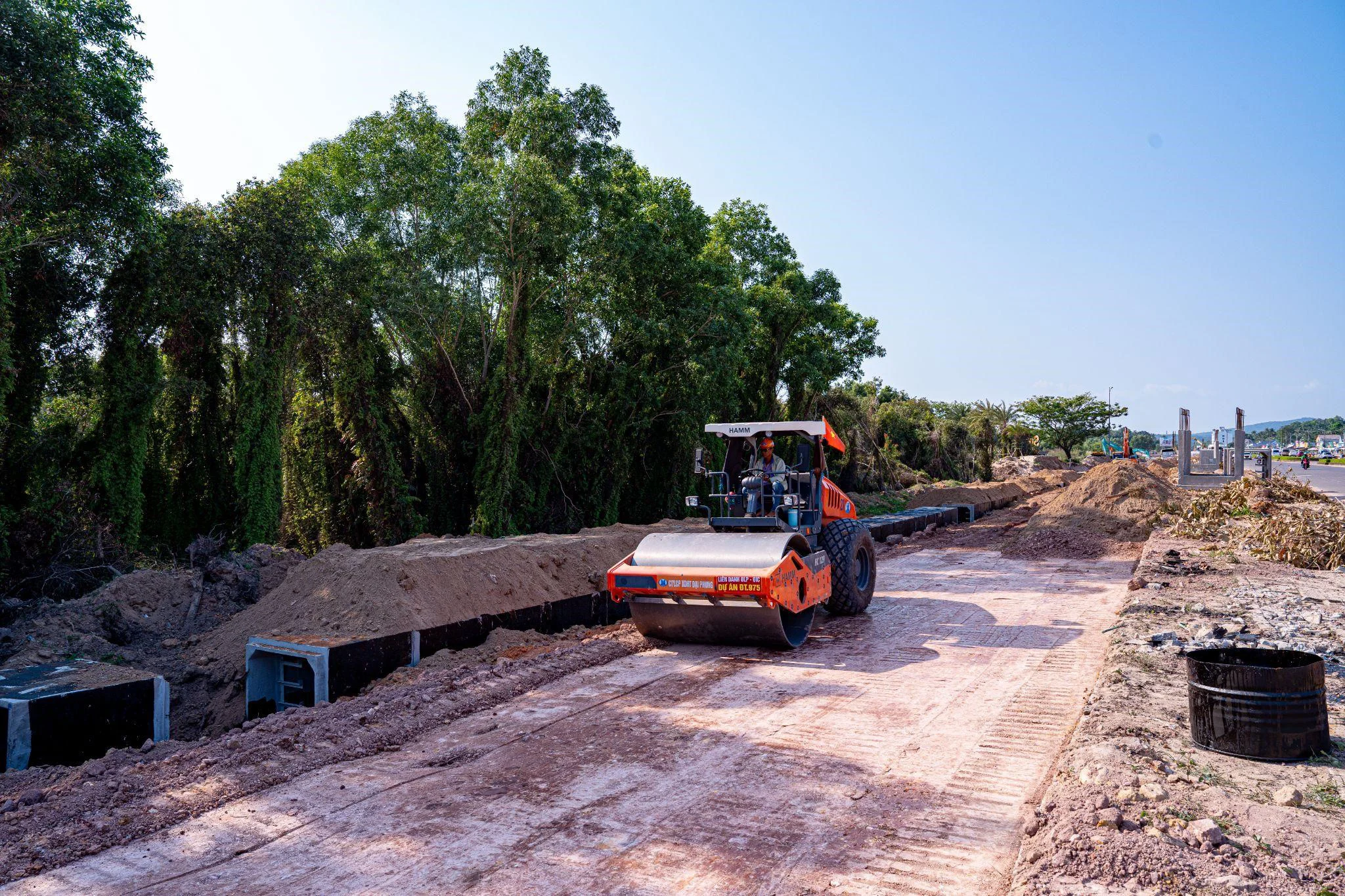 Soi tuyến đường 10 làn xe xuyên đảo đầu tiên của Việt Nam tại Phú Quốc 