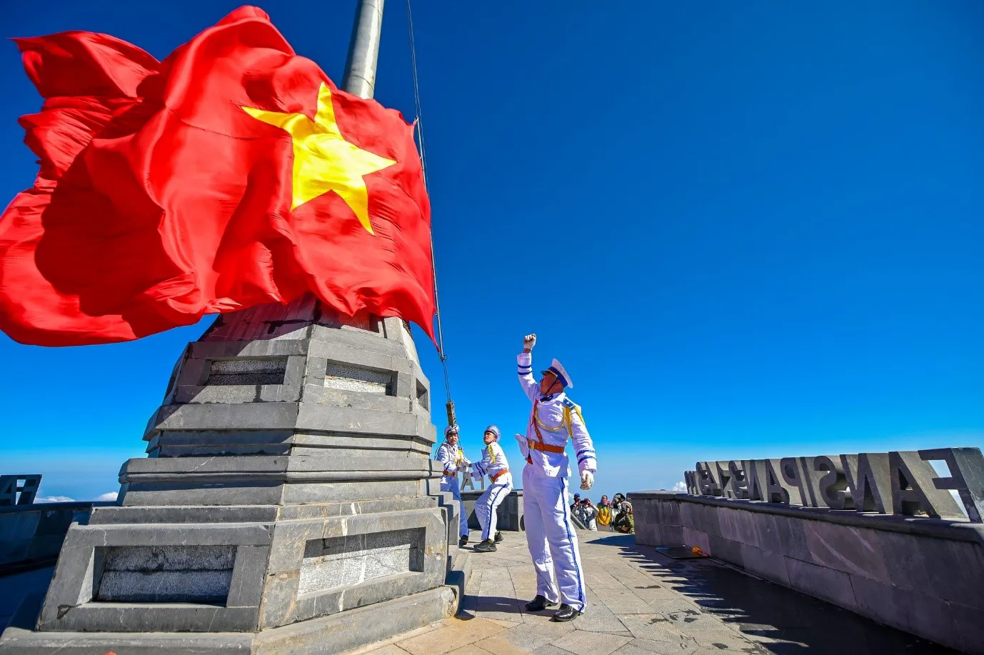 Lên Sa Pa trốn nóng, ngắm thung lũng hoa hồng và chạm đỉnh Fansipan