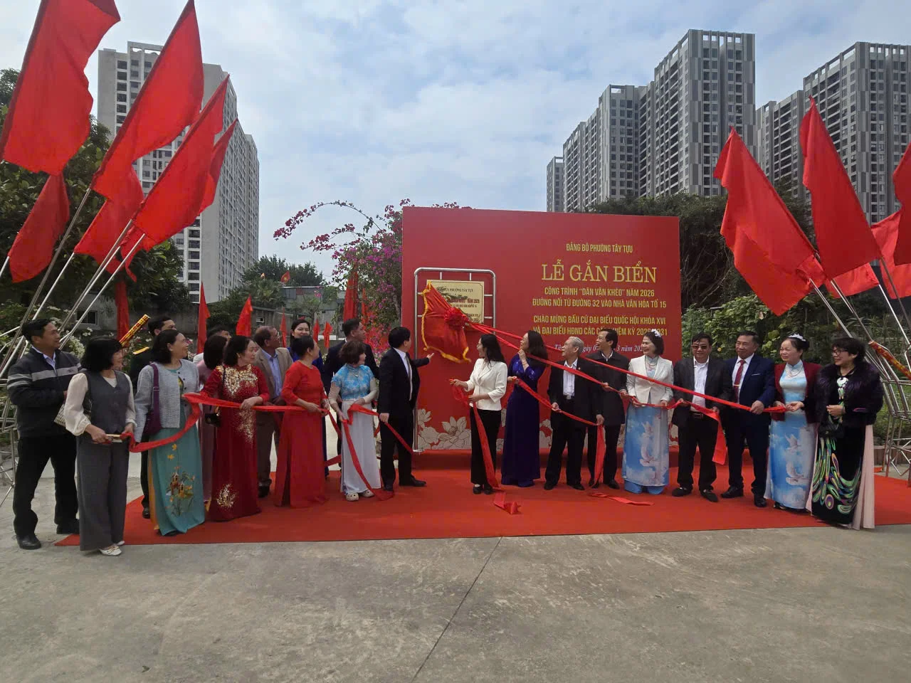 Hà Nội: Phường Tây Tựu gắn biển công trình “Dân vận khéo” chào mừng bầu cử