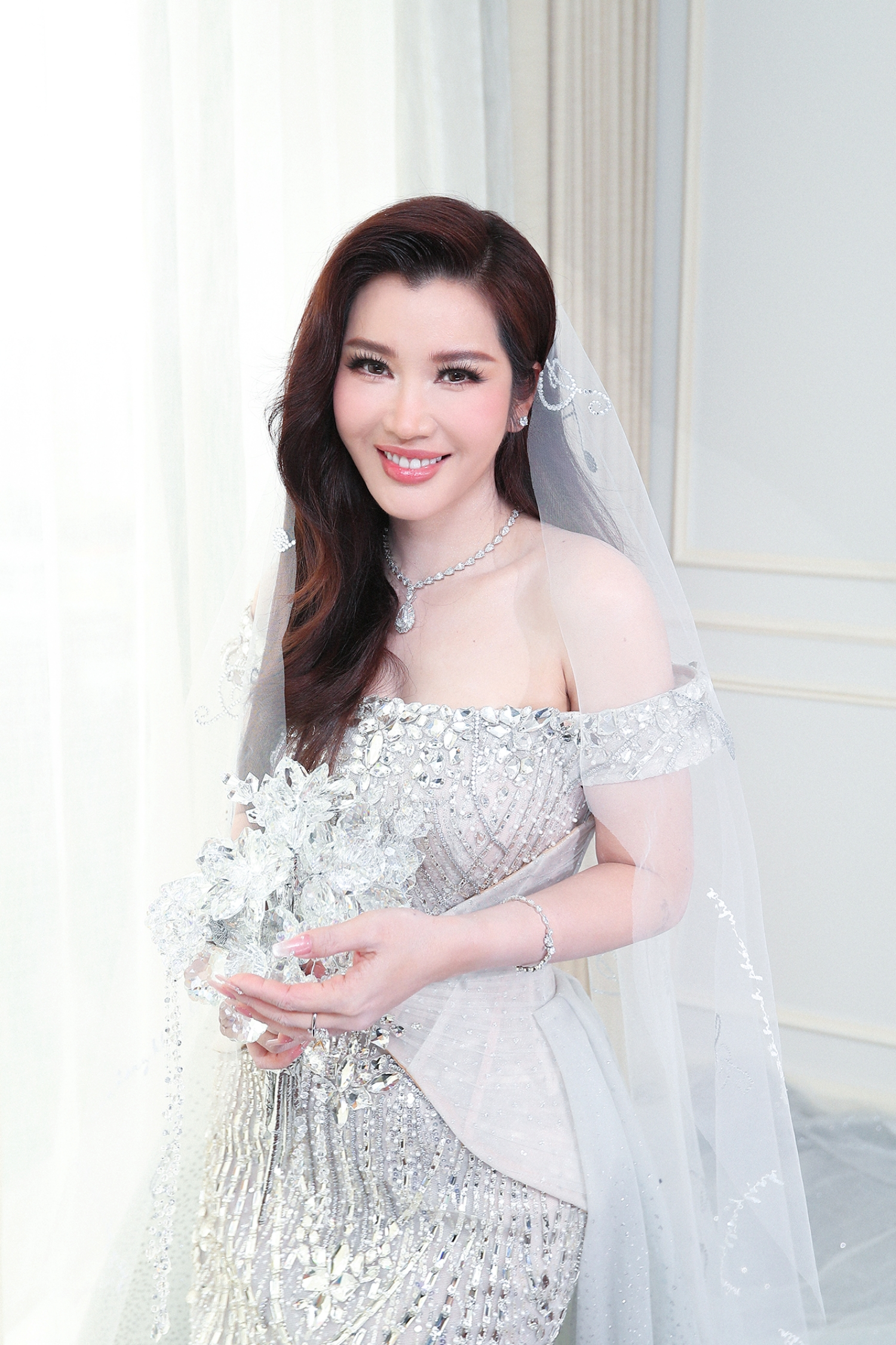 Vợ Akira Phan diện váy cưới giấu 'lời tỏ tình'