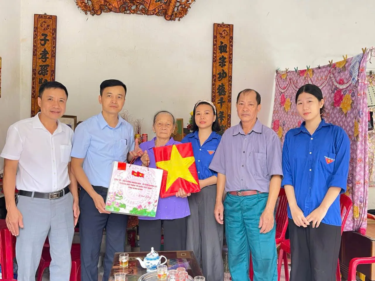 Ninh Bình: Xã Vạn Thắng thăm, tặng quà người có công với cách mạng nhân dịp kỷ niệm 79 năm Ngày Thương binh - Liệt sĩ