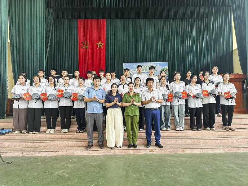 Công an xã Phong Doanh tăng cường tuyên truyền pháp luật, giao thông cho học sinh trường THPT Mỹ Tho