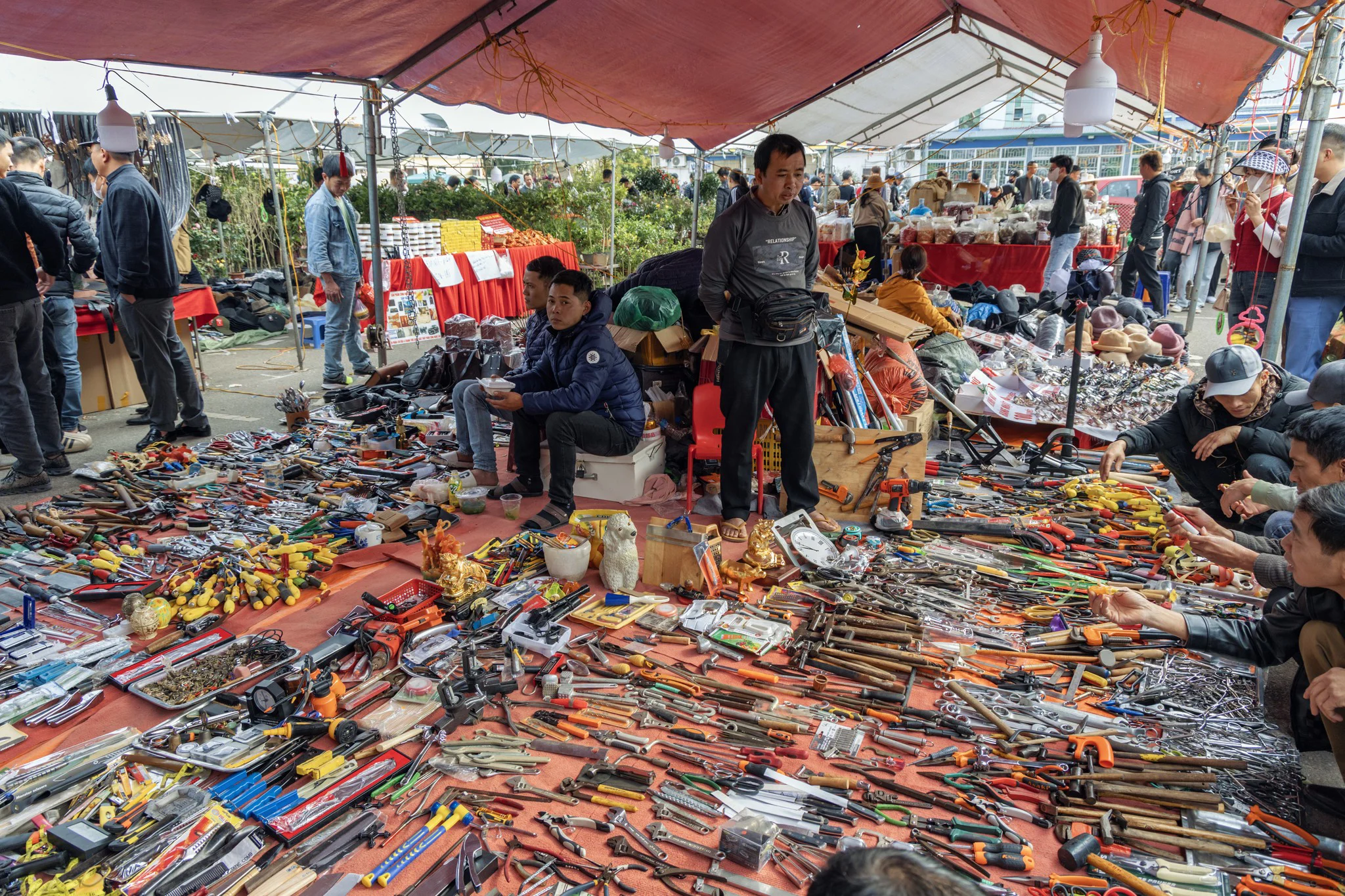 Chợ Viềng 2026: Phiên chợ họp duy nhất trong đêm nay, với niềm tin “mua may, bán rủi”