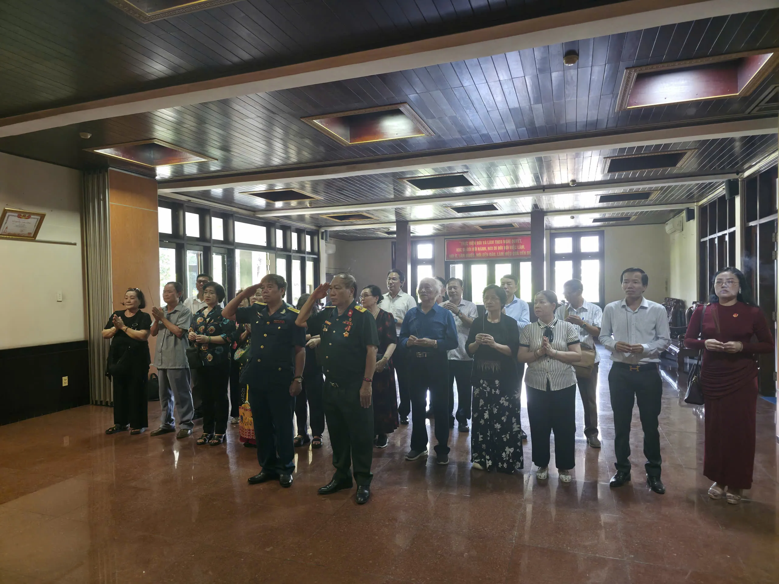 Hiệp hội VAIDE - VP thường trực HCM dâng hương và tưởng niệm các Anh hùng liệt sĩ nhân ngày 27/7