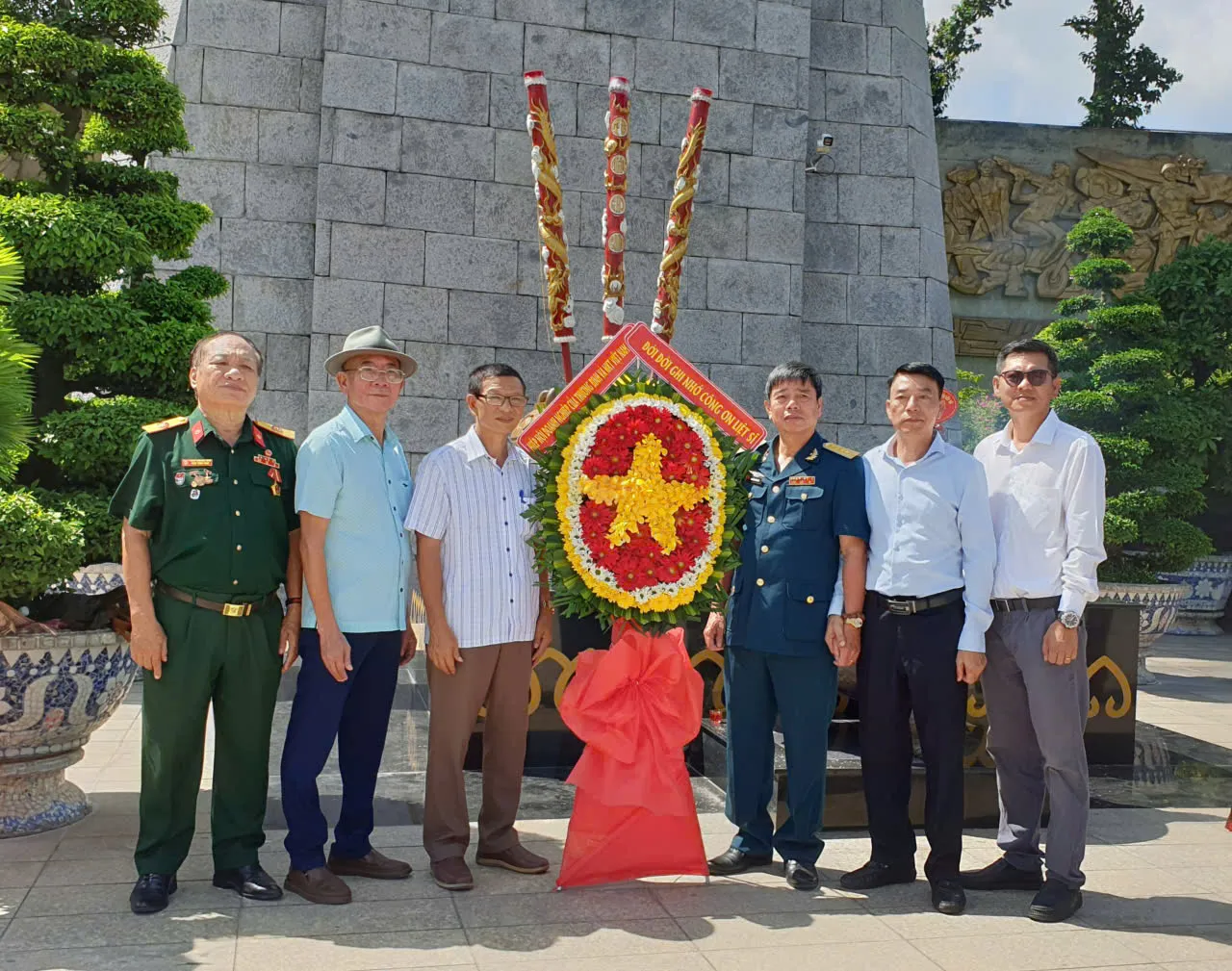 Hiệp hội VAIDE - VP thường trực HCM dâng hương và tưởng niệm các Anh hùng liệt sĩ nhân ngày 27/7
