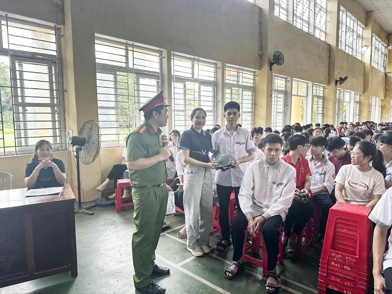 Công an xã Phong Doanh tăng cường tuyên truyền pháp luật, giao thông cho học sinh trường THPT Mỹ Tho