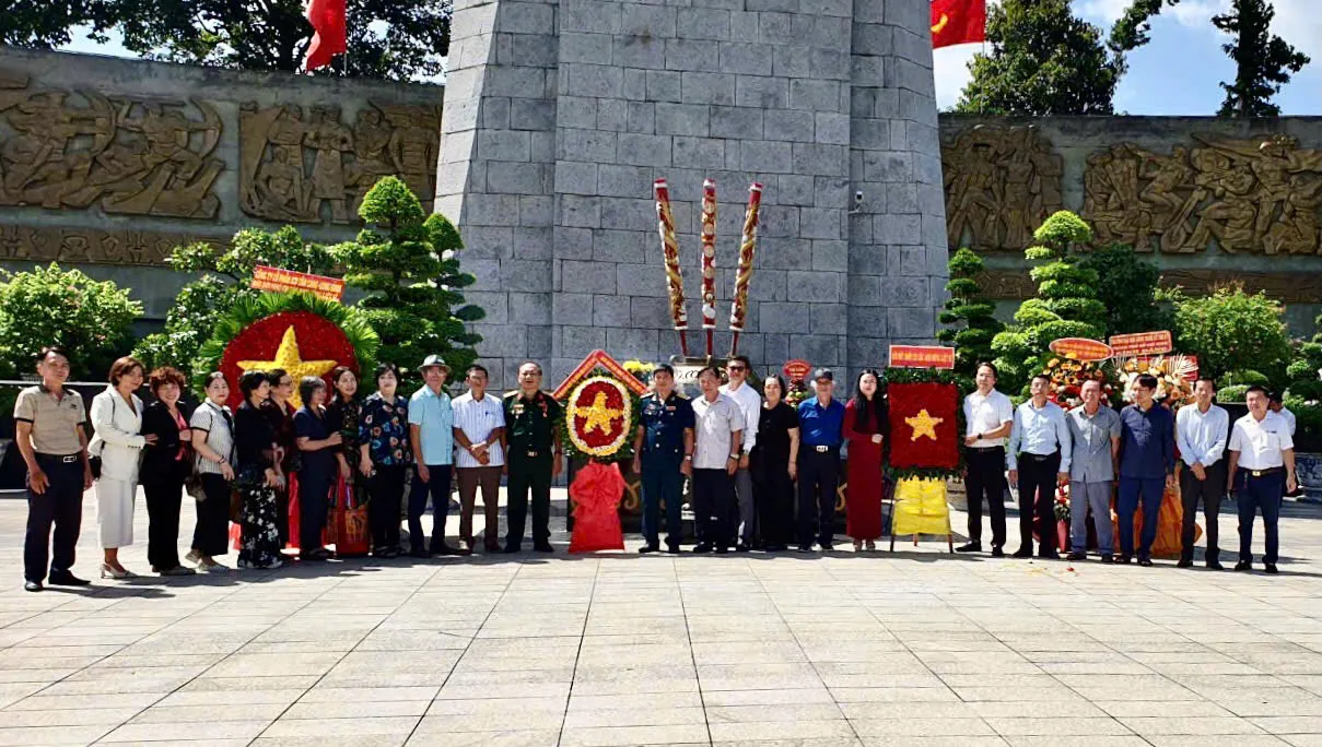 Hiệp hội VAIDE - VP thường trực HCM dâng hương và tưởng niệm các Anh hùng liệt sĩ nhân ngày 27/7