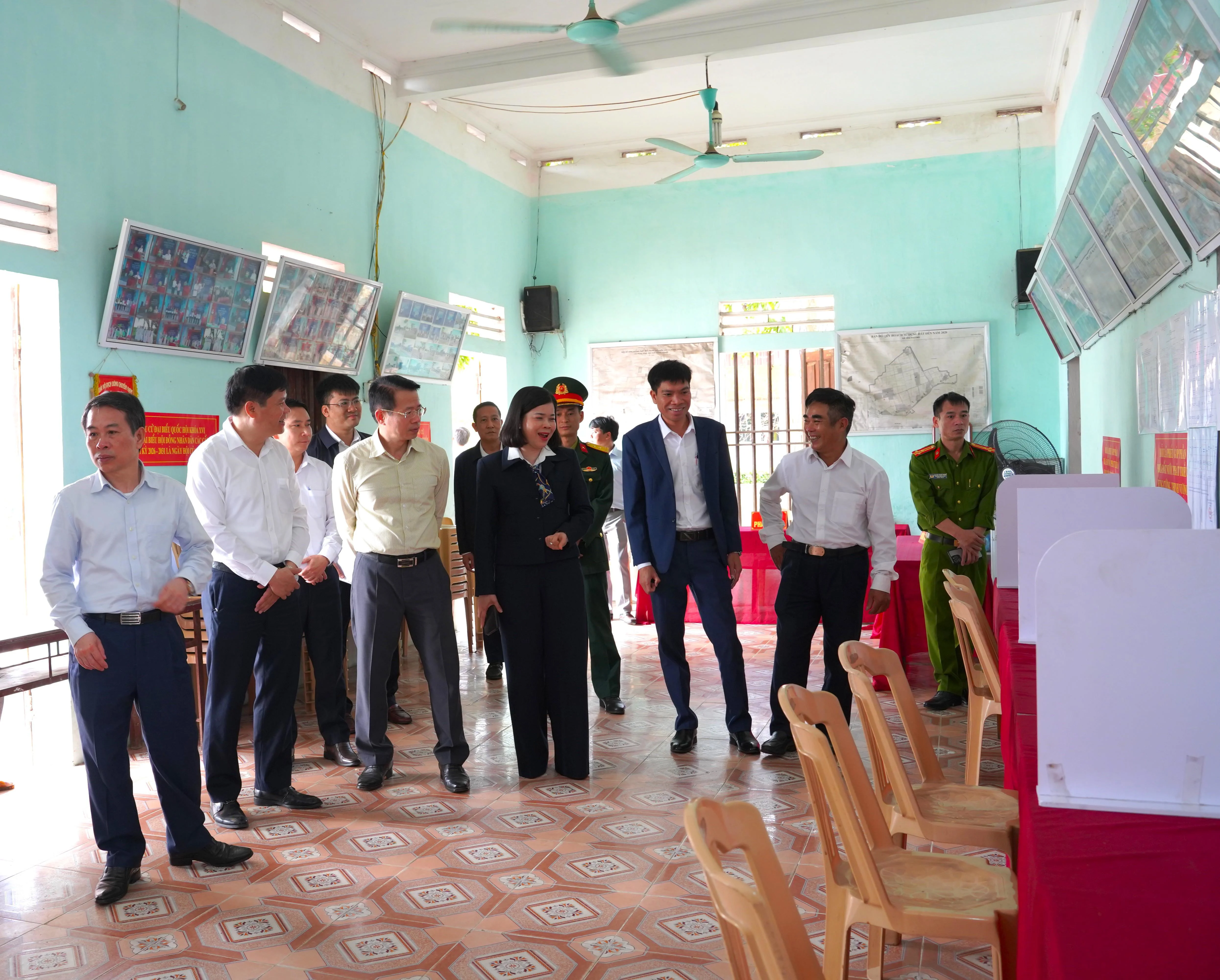 Thường trực HĐND tỉnh Ninh Bình kiểm tra công tác chuẩn bị bầu cử tại xã Phong Doanh